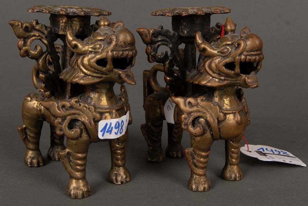 Paar Fo-Hunde als Kerzenhalter. Asien. Bronze, H=je 9,2 cm.