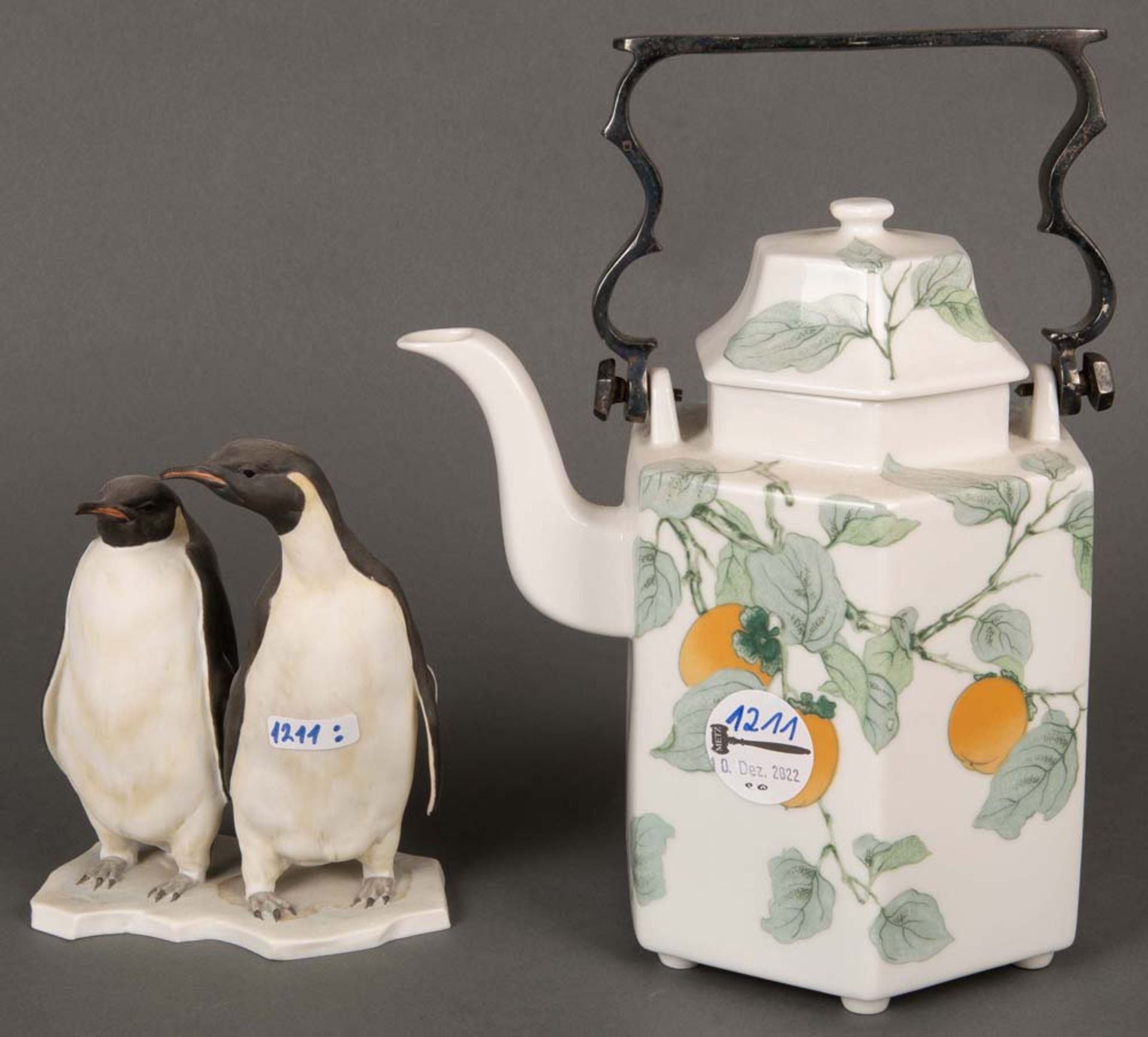Pinguin Paar. Kaiser 20. Jh. Biskuitporzellan, bemalt, H=14,5 cm; dazu Teekanne. Porzellan, bunt
