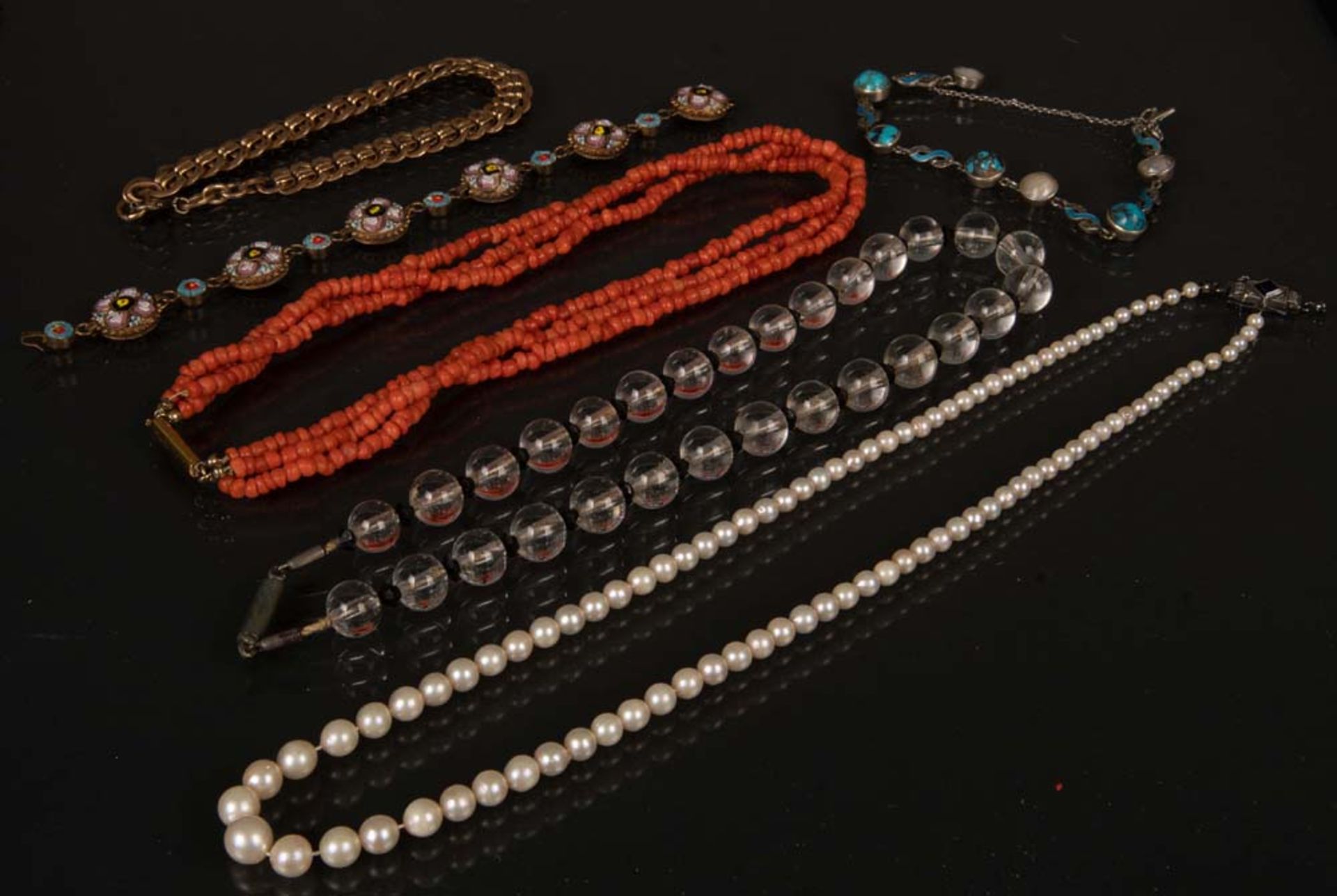 Konvolut Schmuck. Bestehend aus: Halsketten, Armbänder. Besetzt mit Koralle / Türkis / Perlen, teils