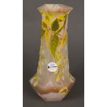 Jugendstil-Vase. Nancy, Émile Gallé um 1900. Farbloses mattes Glas, farbig überfangen, umlaufend