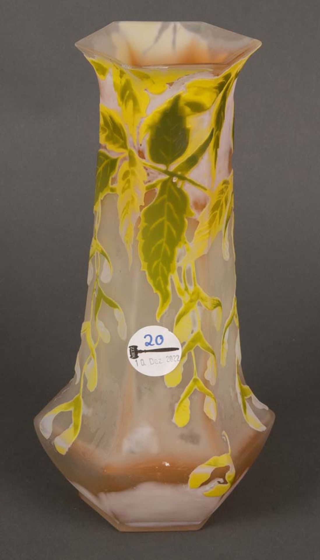 Jugendstil-Vase. Nancy, Émile Gallé um 1900. Farbloses mattes Glas, farbig überfangen, umlaufend