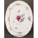 Große ovale Platte. Meissen-Marcolini 1774-1814. Porzellan, bunt bemalt mit Blumen und Insekten,