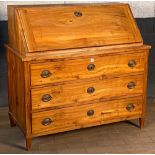 Biedermeier-Schreibkommode. Deutsch 19. Jh. Massiv Nussbaum, H=118 cm, B=120,5 cm, T=60 cm. >>>