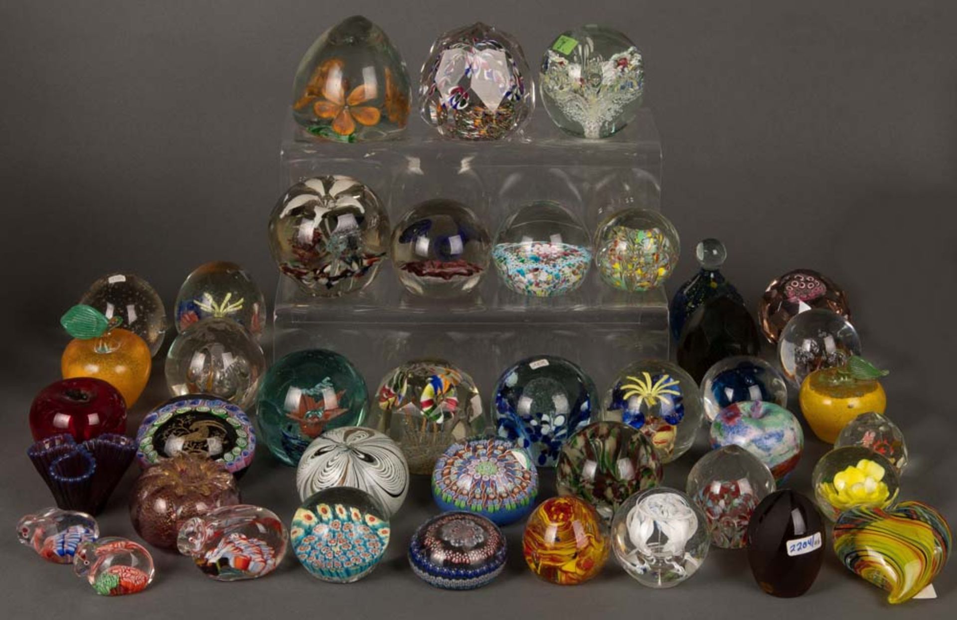 Großes Konvolut Paperweights. Farbloses Glas, mit farbigen Einschmelzungen. H=3,5 bis 9 cm. (best.)