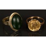 Zwei Ringe. 18 ct Gold, ca. 5 g bzw. 14 ct Gold, ca. 8 g, einer besetzt mit Jade. Ringgrößen 51 /