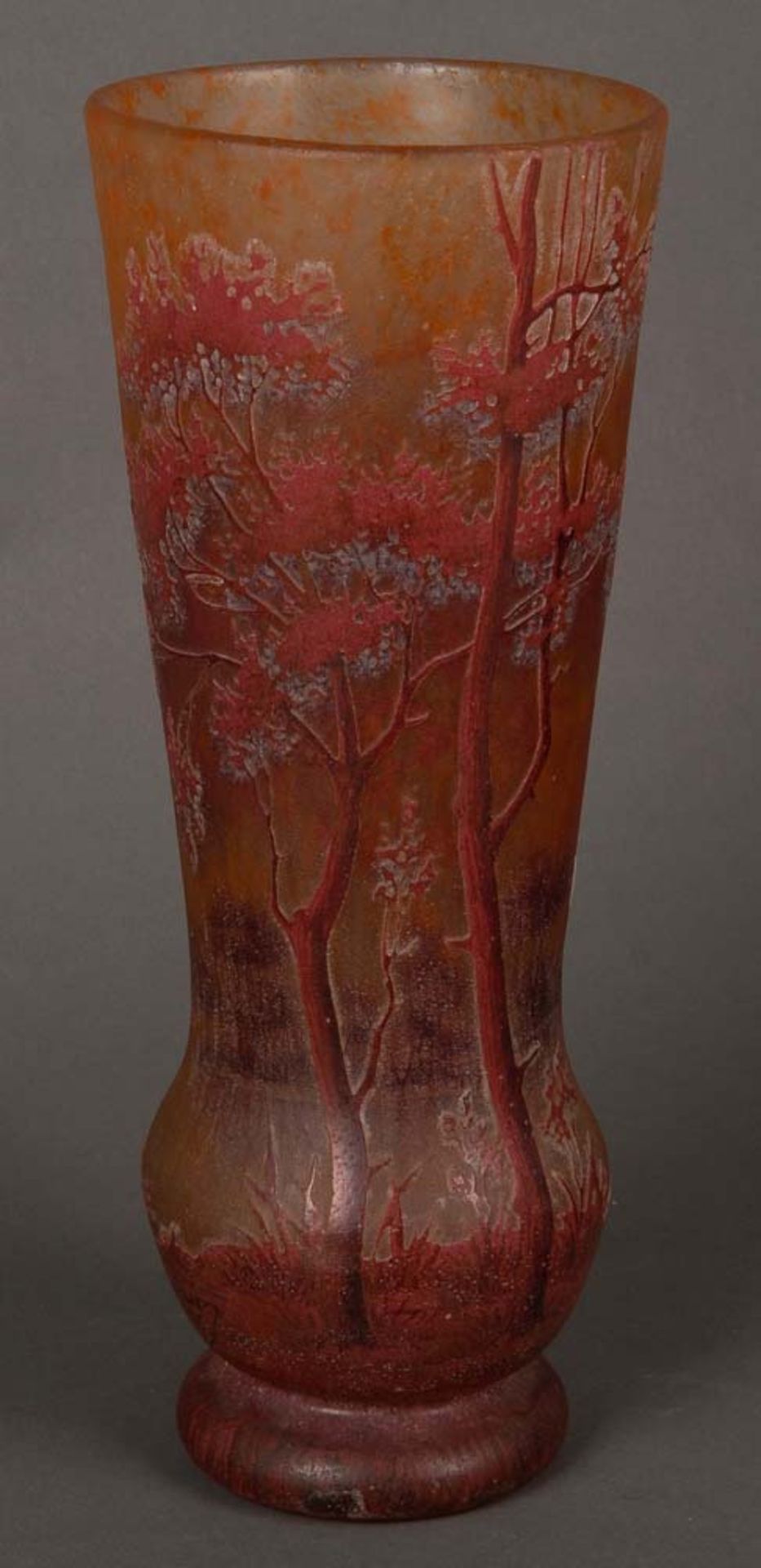 Jugendstil-Vase. Daum Frères & Cie, Verreries de Nancy 1900-1905. Farbloses Glas, farbig überfangen, - Bild 2 aus 3