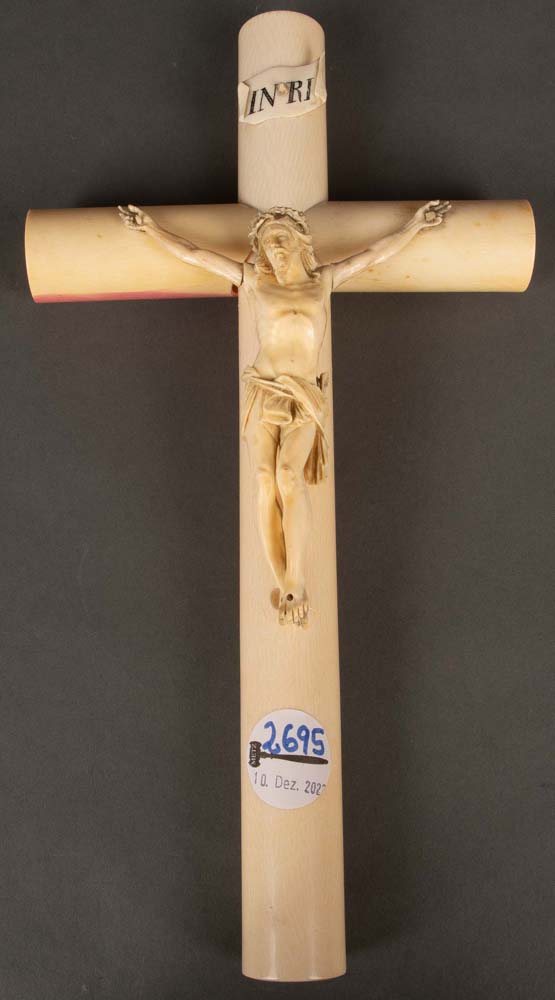 Kruzifix. Italien 19. Jh. Knochen, geschnitzt, H=34 cm.