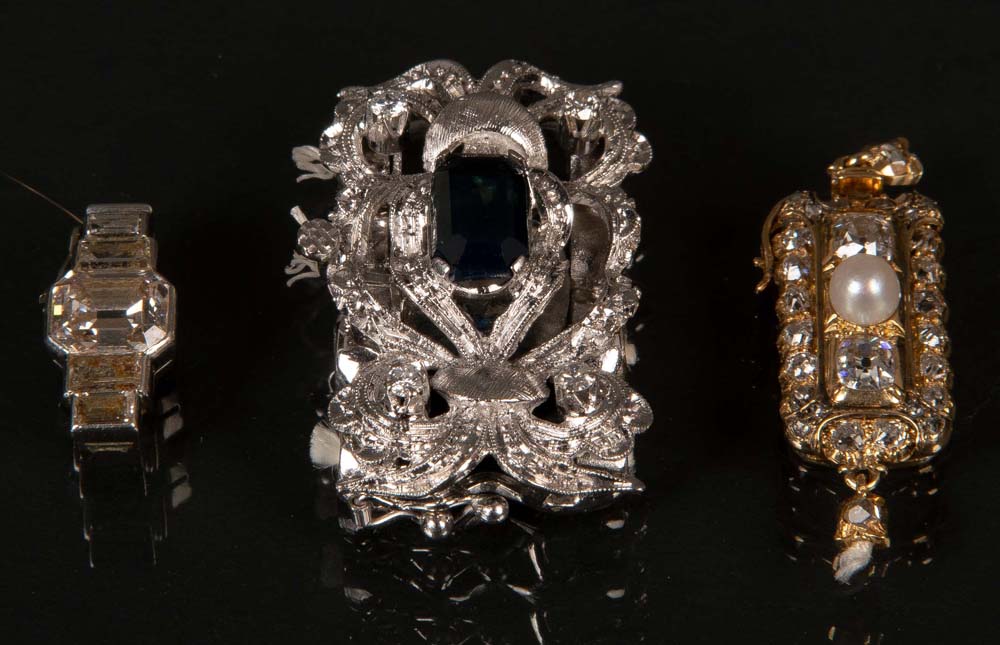 Zwei Perlkettenverschlüsse. 18 ct Gold, ca. 17 g. Besetzt mit Saphir / Perle / Diamanten, ca. 1