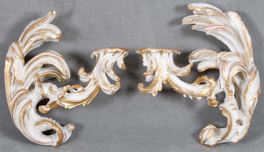 Paar Wand-Kerzenleuchter. Deutsch 19. Jh. Massivholz, geschnitzt, auf Kreidegrund weiß gefasst, gold