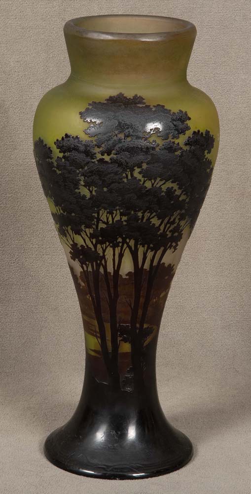 Jugendstil-Vase. Nancy, Émile Gallé um 1900. Farbloses Glas, farbig überfangen, umlaufend mit