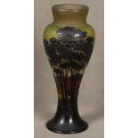 Jugendstil-Vase. Nancy, Émile Gallé um 1900. Farbloses Glas, farbig überfangen, umlaufend mit