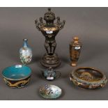 Konvolut von sieben Cloisonné- und Bronzeobjekten. Asien. H=5,5 bis 25 cm, D=8 bis 14 cm.