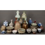 28-tlgs. Konvolut. Asien. Porzellan / Keramik. Darunter Schalen, Vasen, Tasse mit Unterschale und