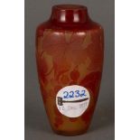 Kleine Jugendstil-Vase. D´Argental 1900-1905. Farbloses Glas, farbig überfangen, floral geätzt und