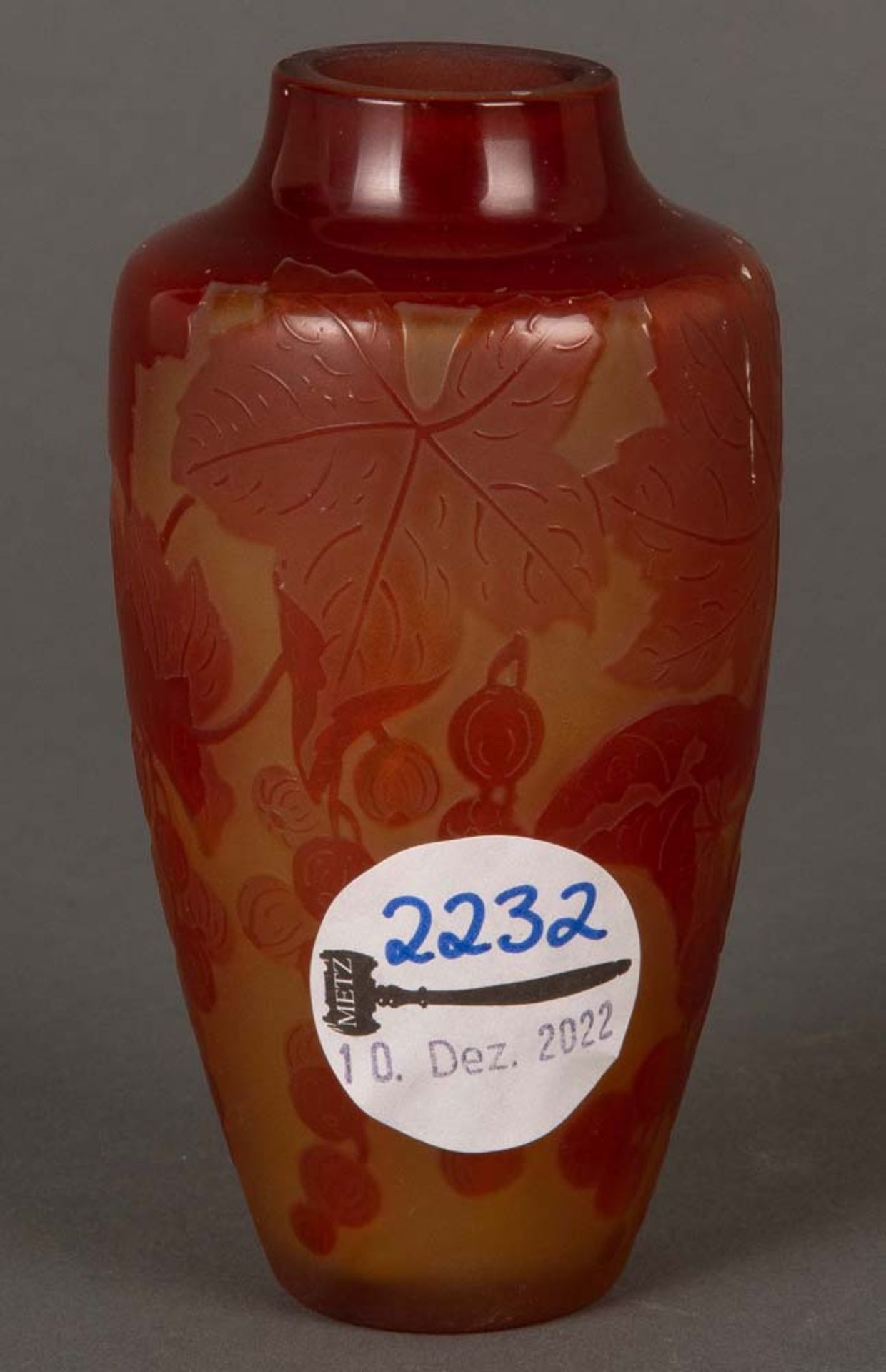 Kleine Jugendstil-Vase. D´Argental 1900-1905. Farbloses Glas, farbig überfangen, floral geätzt und