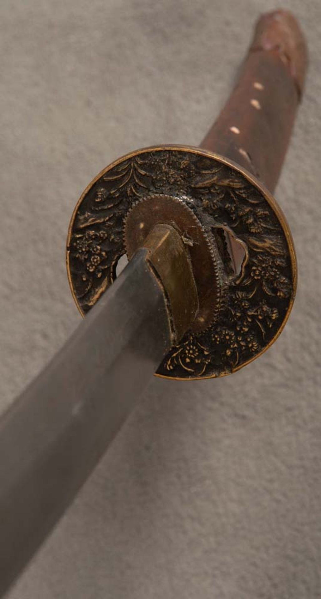 Katana. Japan. Klinge ziseliert, mit Tsuba, Ledergriff und -Scheide, Klinge L=75 cm, Gesamtlänge 113 - Image 2 of 2