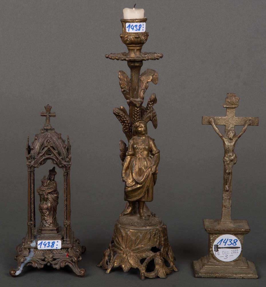 Kerzenleuchter, Kruzifix, Madonna mit Kind. Deutsch 19./20. Jh. Messing / Metall, H=18 bis 27 cm.