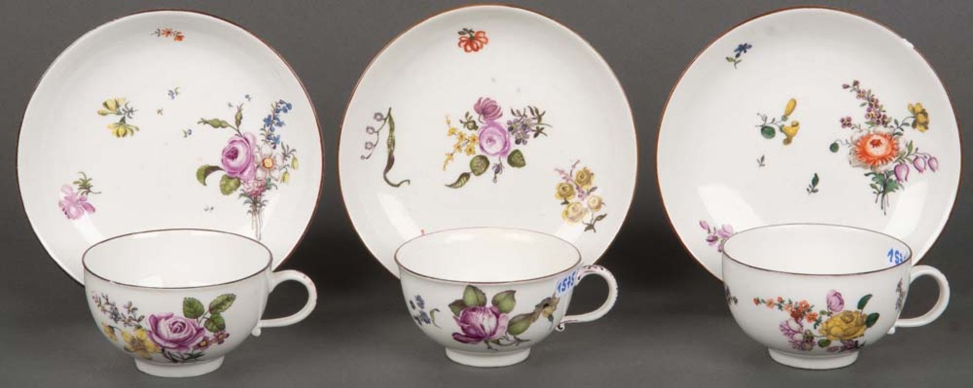 Drei Tassen mit Unterschalen. Meissen 1750. Porzellan, bunt bemalt mit Floraldekor ud