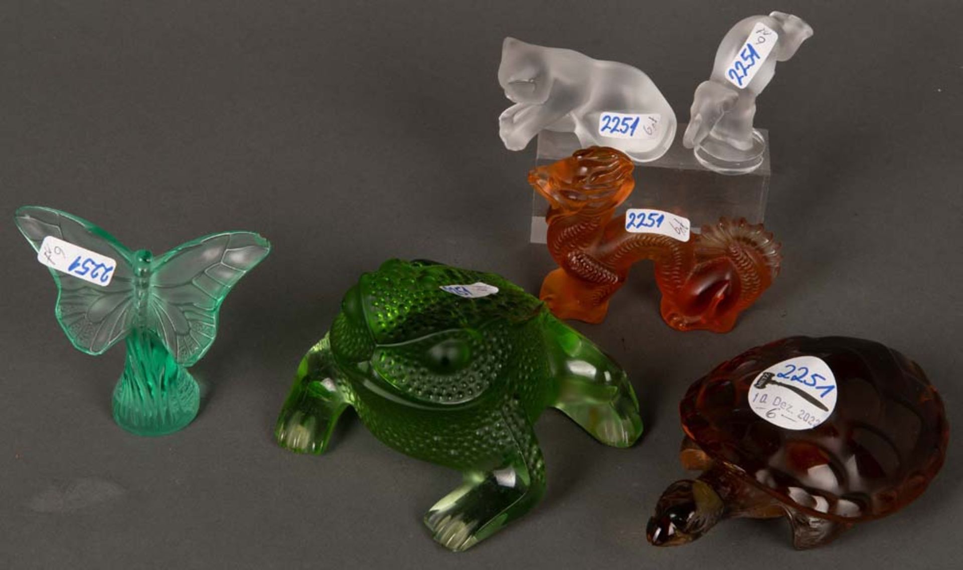 Sechs Tierfiguren. Lalique 20. Jh. Opakes Glas / farbloses Glas, farbig überfangen. Schildkröte,