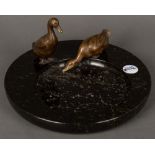 Schale mit zwei Enten. Deutsch 20. Jh. Marmor / Bronze, H=14, D=29,5 cm.