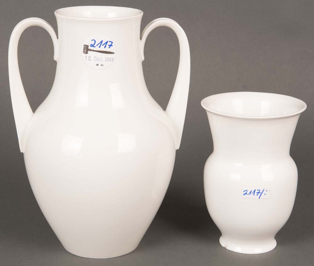 Vase und Henkelvase. Berlin 20. Jh. Porzellan, weiß glasiert, am Boden Szeptermarke, H=14,5 bis 23