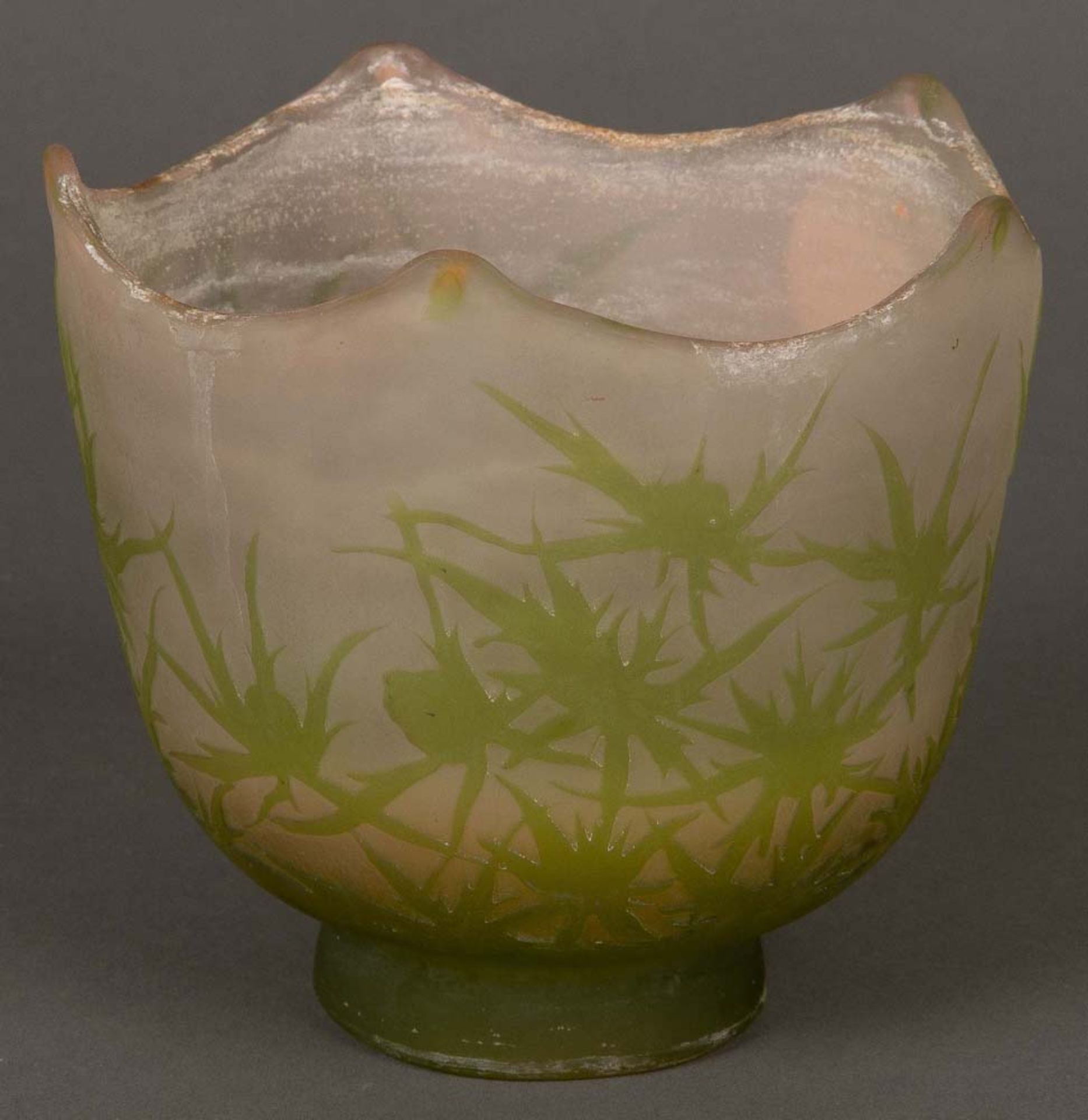 Jugendstil-Vase. Nancy, Émile Gallé 1900-1905. Farbloses Glas, farbig überfangen, geätzt und