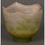 Jugendstil-Vase. Nancy, Émile Gallé 1900-1905. Farbloses Glas, farbig überfangen, geätzt und