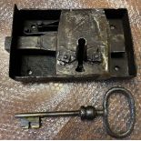 Kastenschloss mit Einfachverriegelung und passendem Schlüssel. Dornmaß: 13 cm. (Funktion ungeprüft)