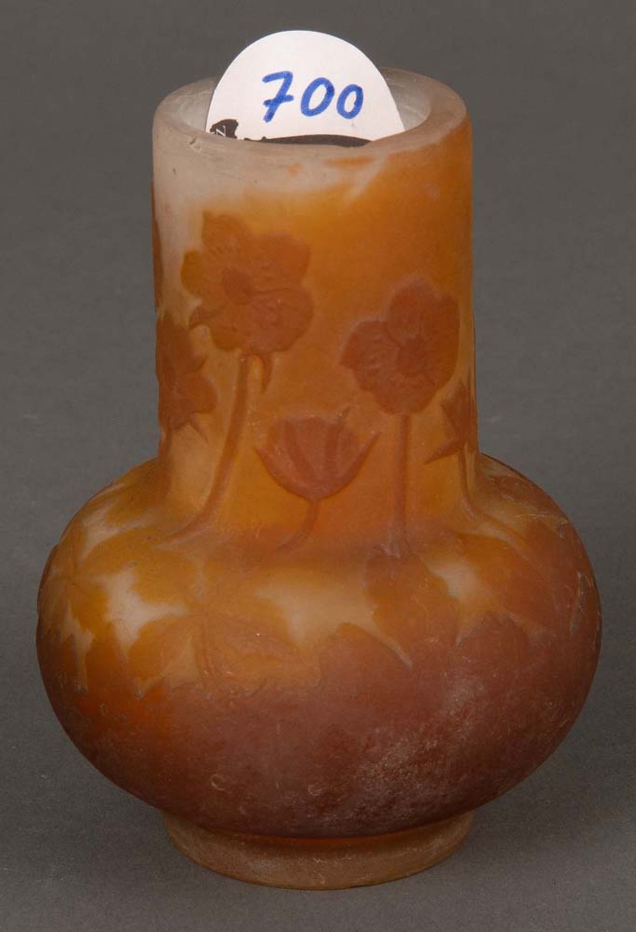 Kleine Jugendstil-Vase. Nancy, Émile Gallé 1900-1905. Farbloses Glas, farbig überfangen, floral