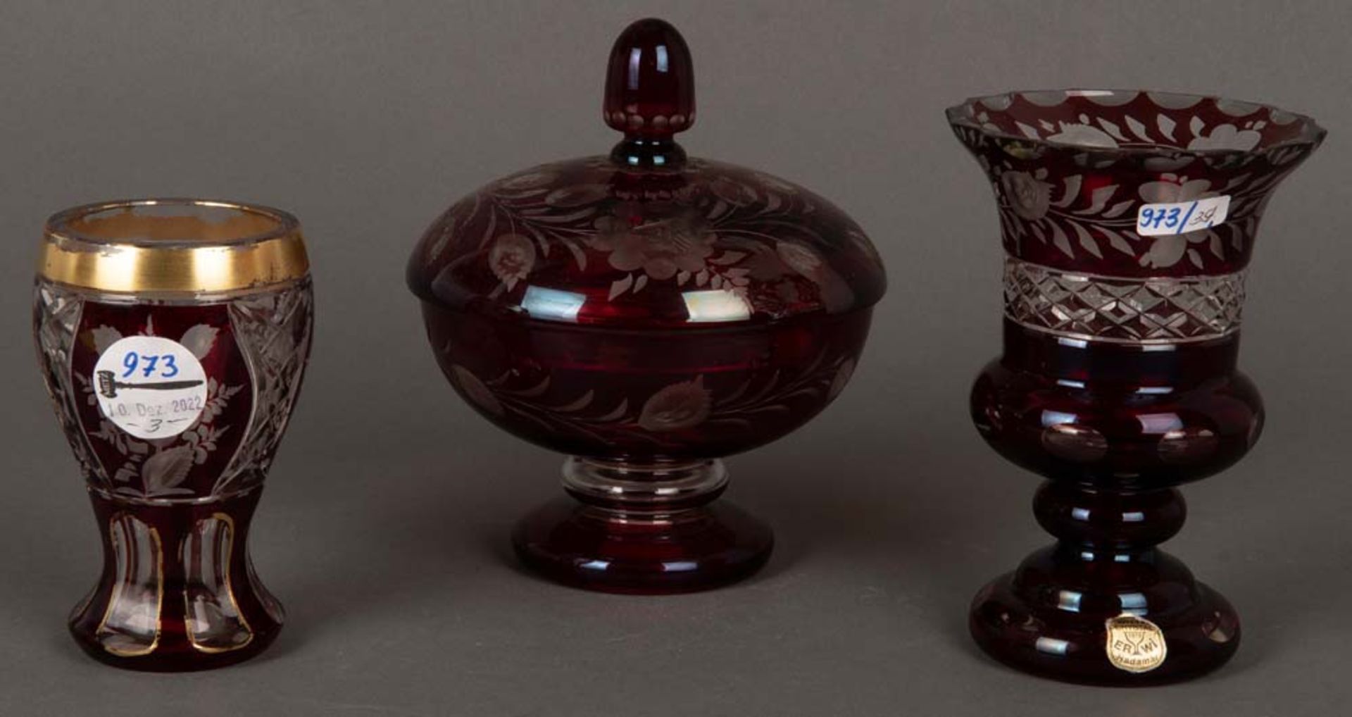 Fußbecher, Vase, Deckeldose. Böhmen 20. Jh. Rubiniertes Glas, geschliffen. H=12,5 bis 17,5 cm, D=8