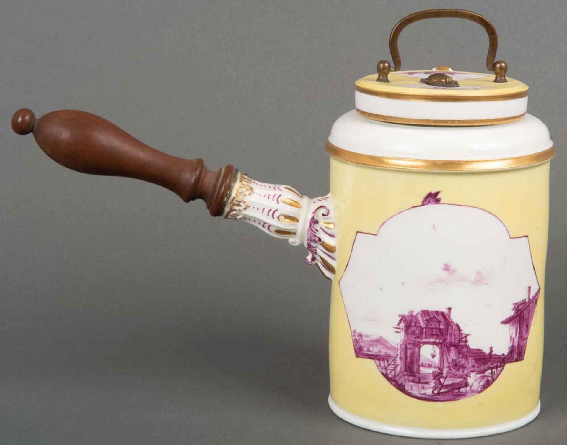 Chocolatière. Meissen 1735. Porzellan, zitronengelber Fond, Reserven purpurfarben bemalt, - Bild 2 aus 2