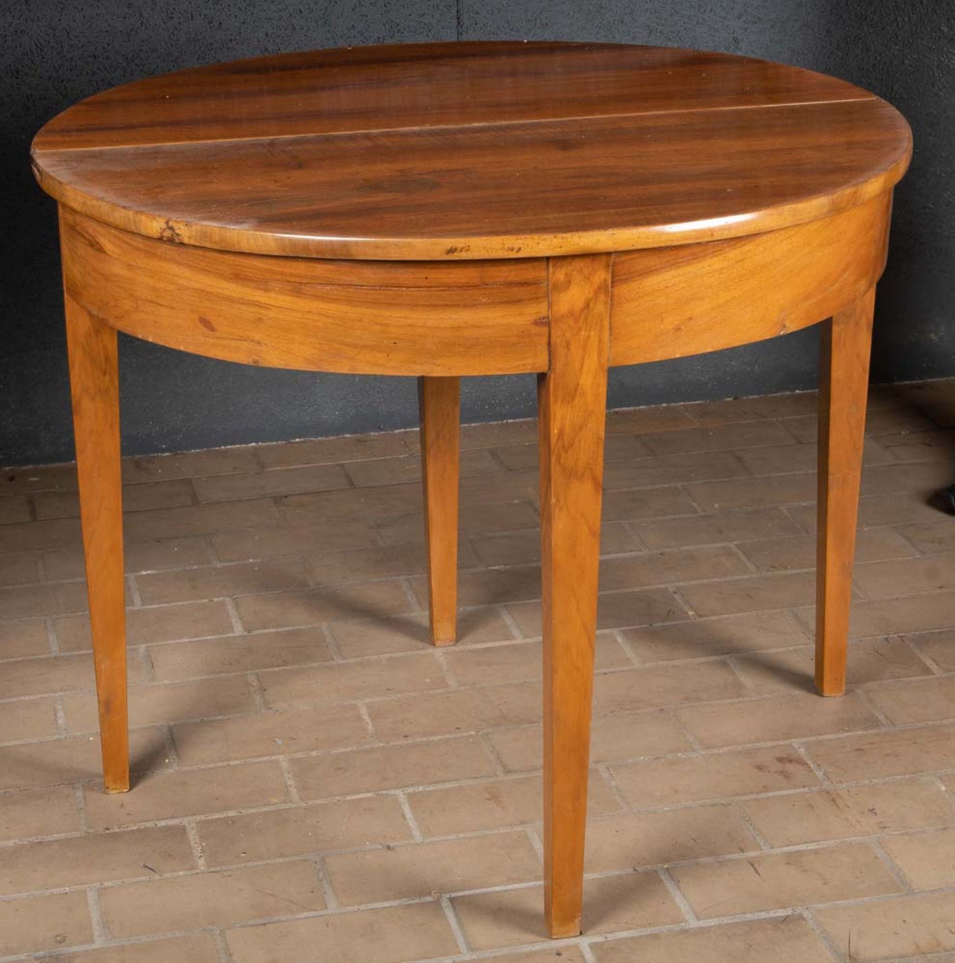 Biedermeier-Klapptisch. Deutsch 19. Jh. Massiv Nussbaum, teilw. furniert, H=81 cm, B=99 cm, T=46/