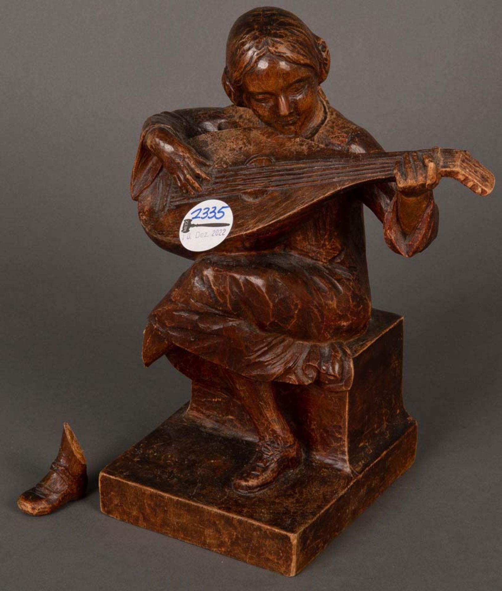 Bildhauer des 20. Jhs. Sitzendes Mädchen mit Mandoline. Massivholz. geschnitzt, H=27 cm. (rest.)