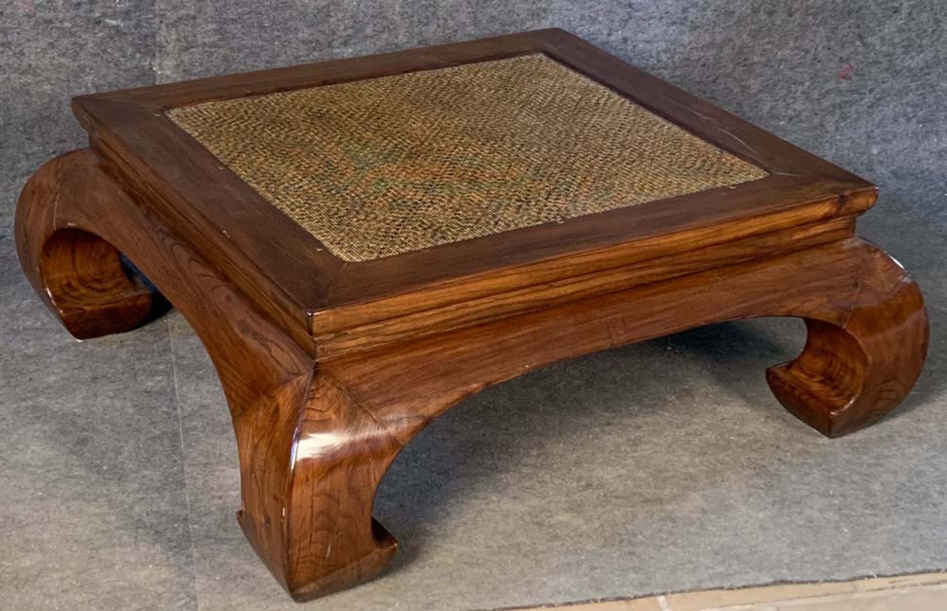 Tisch. Asien. Massivholz, Platte innen mit Korbgeflecht-Ornament, H=38 cm, B=100 cm, T=91 cm. >>>