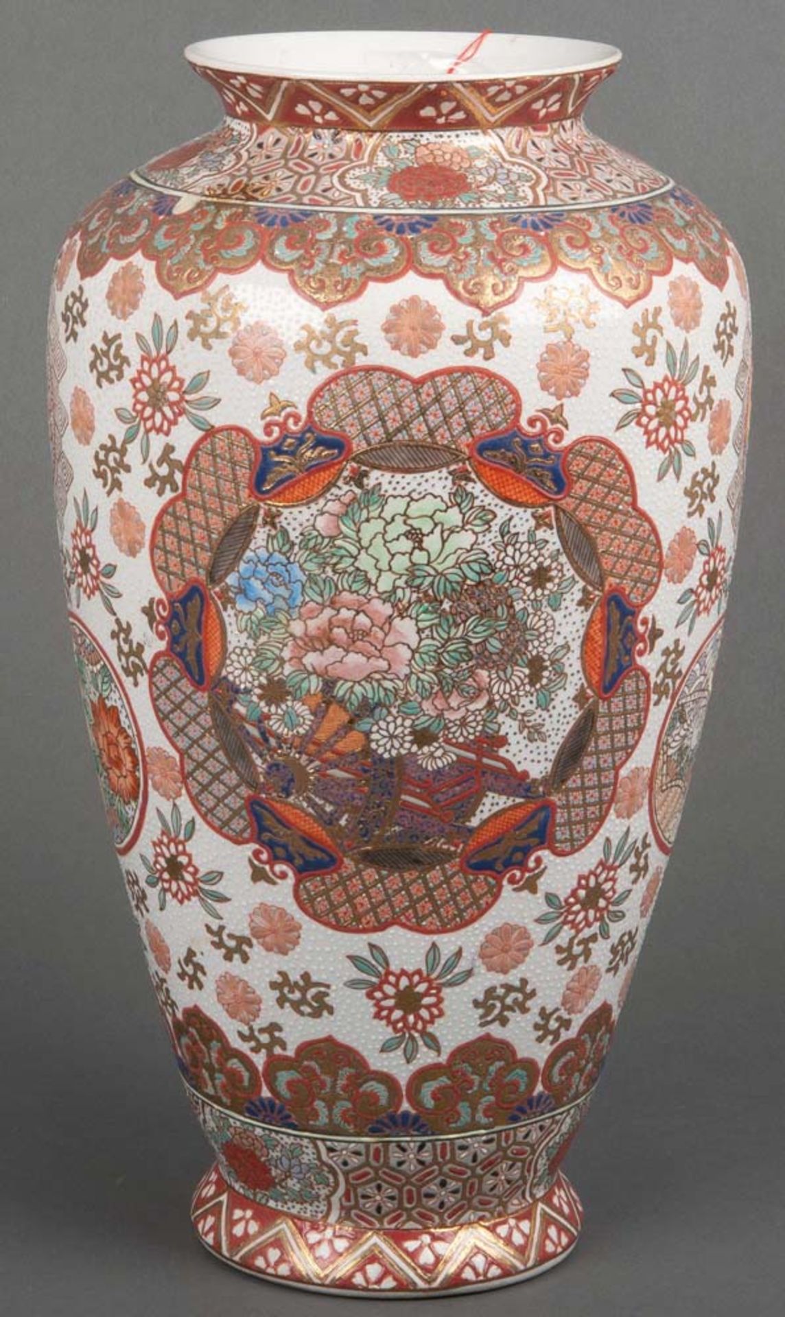 Vase. Asien. Porzellan, bunt bemalt mit Floral- und Golddekor, H=25 cm.