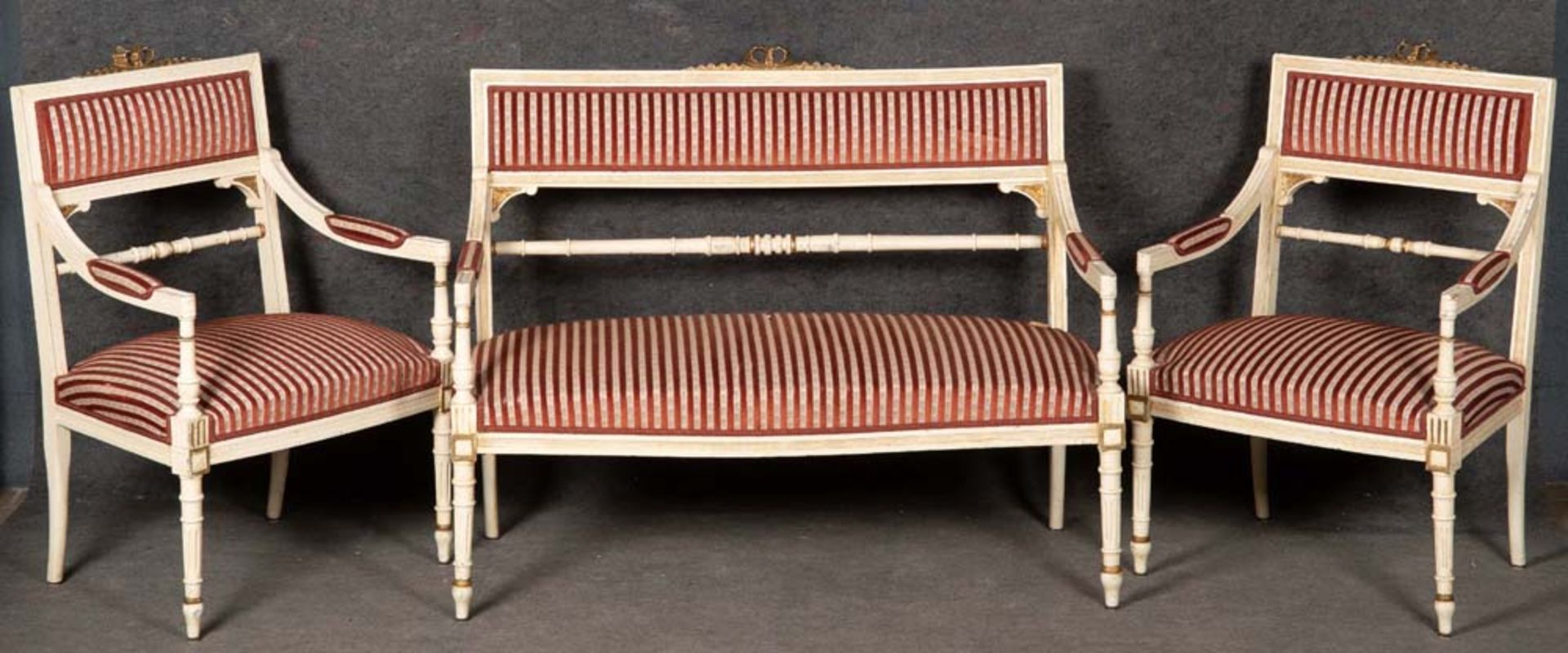 Dreitlge. Sitzgarnitur. Schweiz um 1900. Bestehend aus: Zwei Sessel und eine Sitzbank (B=115 cm).