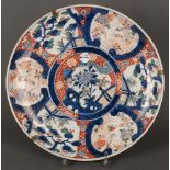 Große Imari-Platte. Japan. Porzellan, bunt bemalt, H=6 cm, D=46,5 cm. **