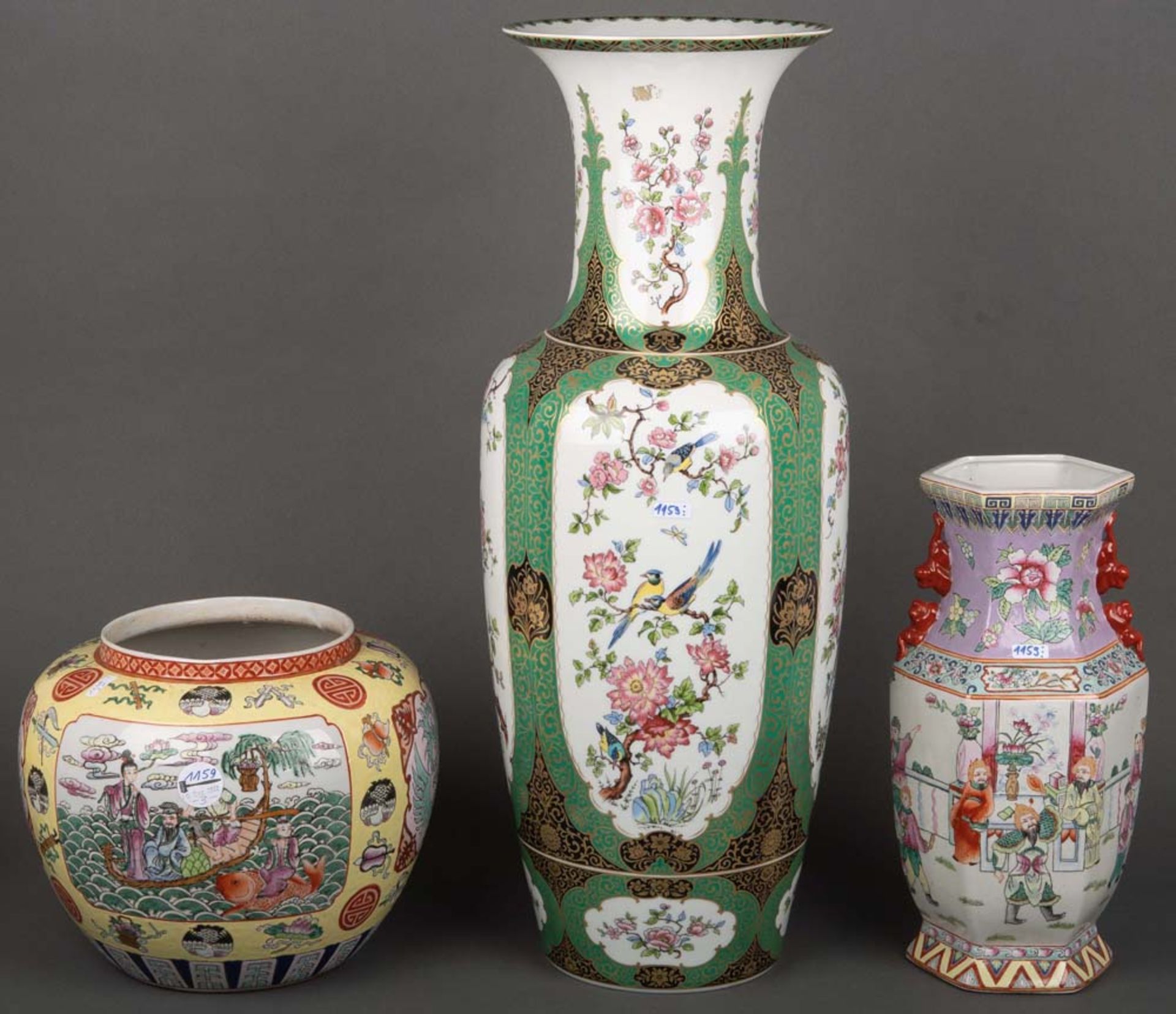 Drei Vasen. Kaiser / Asien 20. Jh. Porzellan, bunt bemalt, am Boden gemarkt u.a. Bavaria, H=25 bis