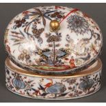 Frühe ovale Deckeldose. Meissen 1725-30. Porzellan, unterglasurblau bemalt, reich farbig