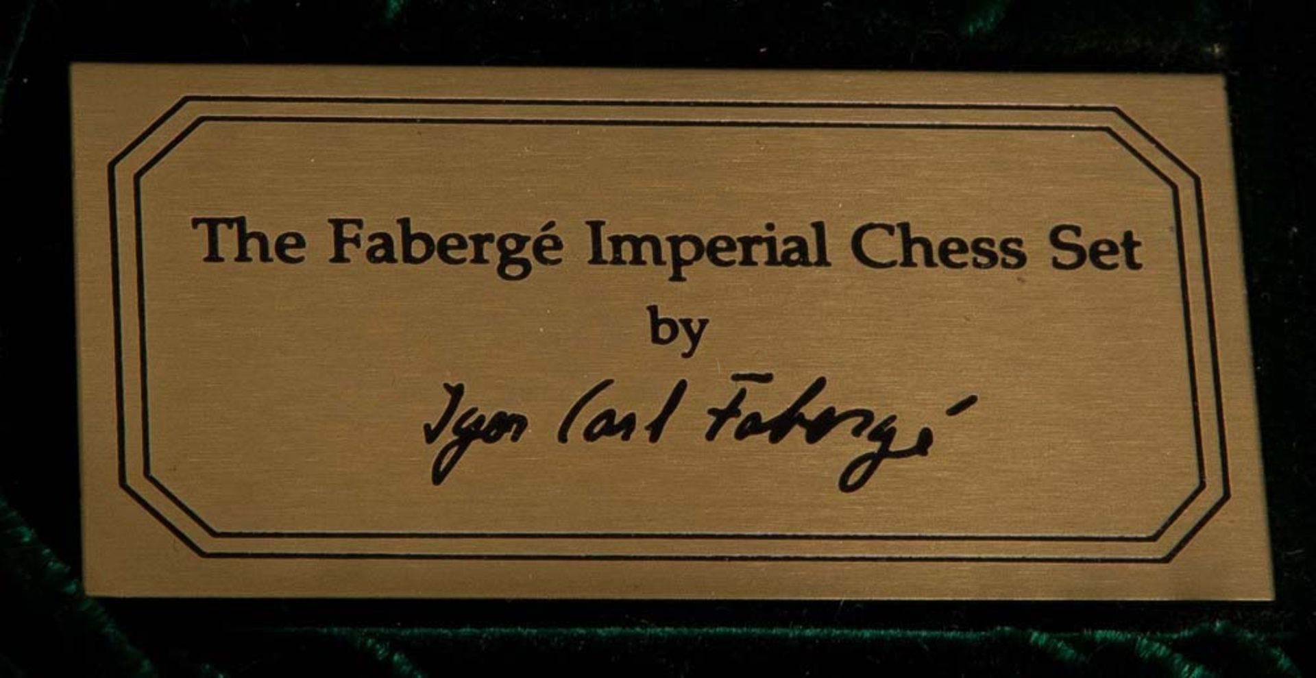 Schachspiel „Fabergé Imperial Chess Set“. Neuzeitlich. Profilierter Nussbaumkasten, Spielfeld aus - Bild 3 aus 3
