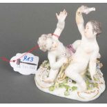 Sitzendes Puttenpaar. Meissen 1750. Porzellan, bunt bemalt, ohne Marke. Modell von J.J. Kaendler,