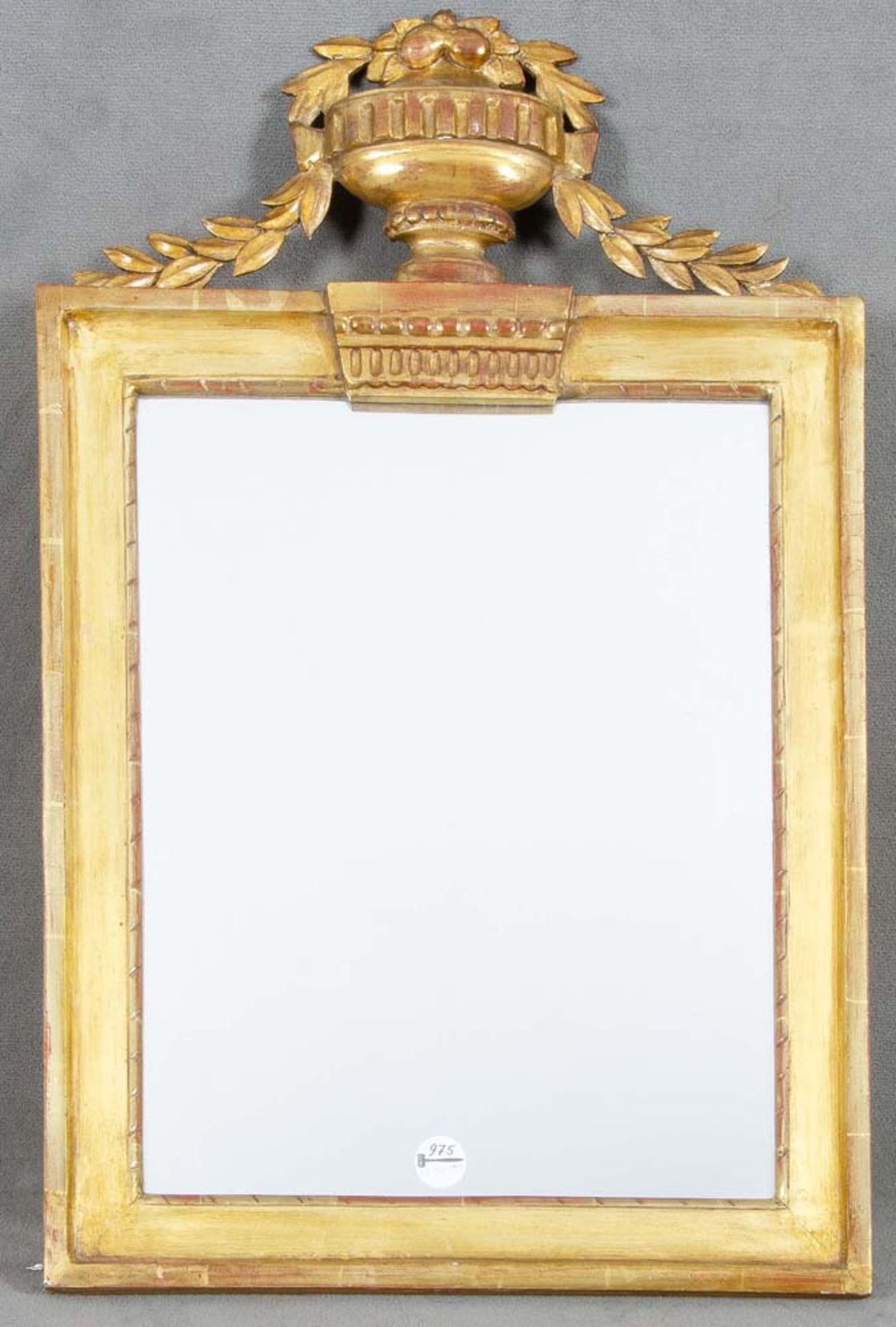 Louis XVI-Spiegel. Deutsch 1790-95. Massivholz, geschnitzt, vergoldet, H=78 cm, B=50 cm. **