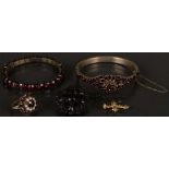 Konvolut Granat-Schmuck, u.a. Armbänder, Ring, Kreuz, Brosche.