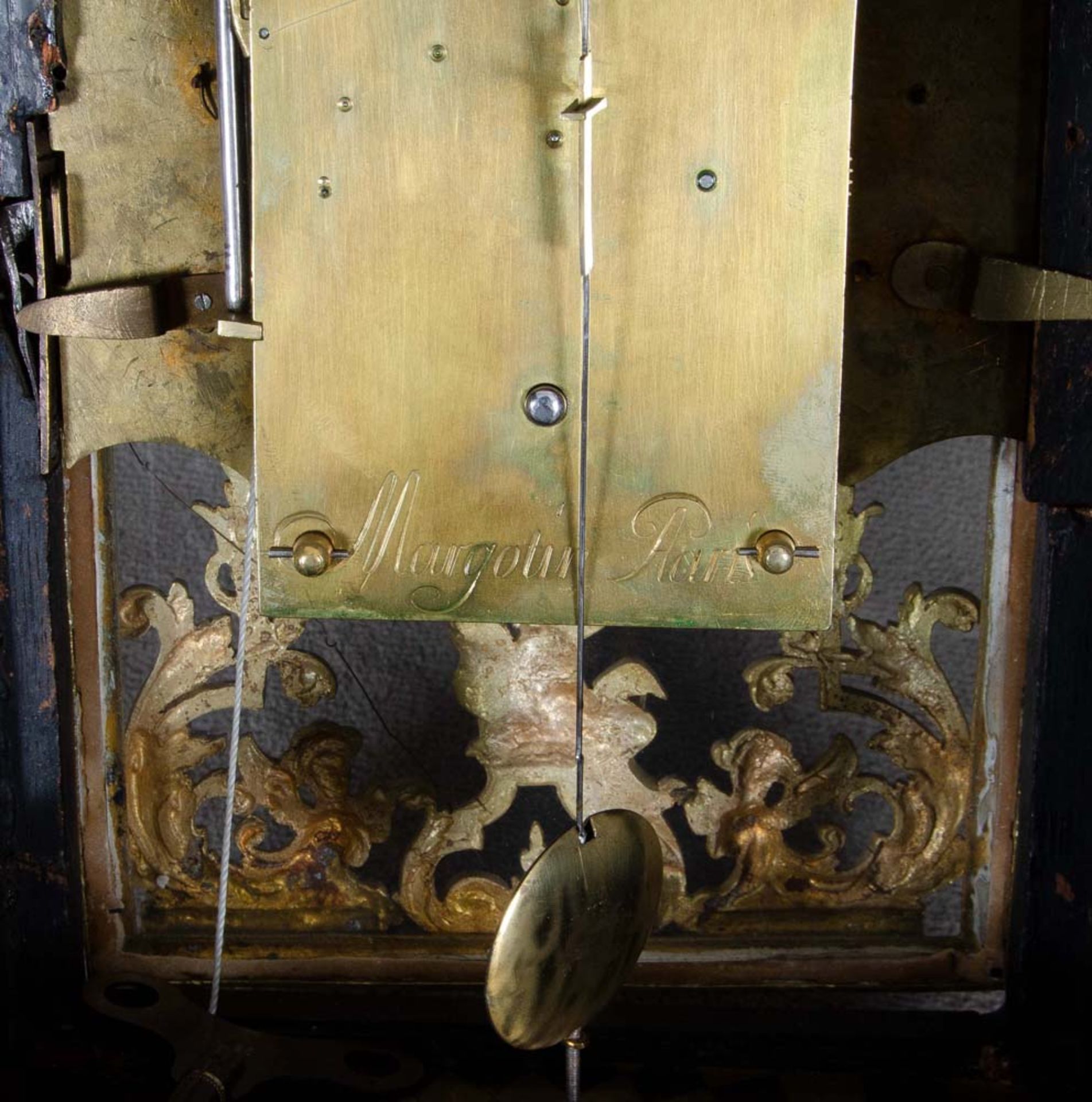 Boulle-Pendule. Paris, Margotin 18./19. Jh. Bronze, vergoldet, mit Ergänzungen, Werk sign., H=60 cm, - Bild 2 aus 2