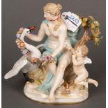 Leda mit dem Schwan, daneben Putto. Meissen 19. Jh. Porzellan, bunt bemalt, am Boden gemarkt, H=17,5