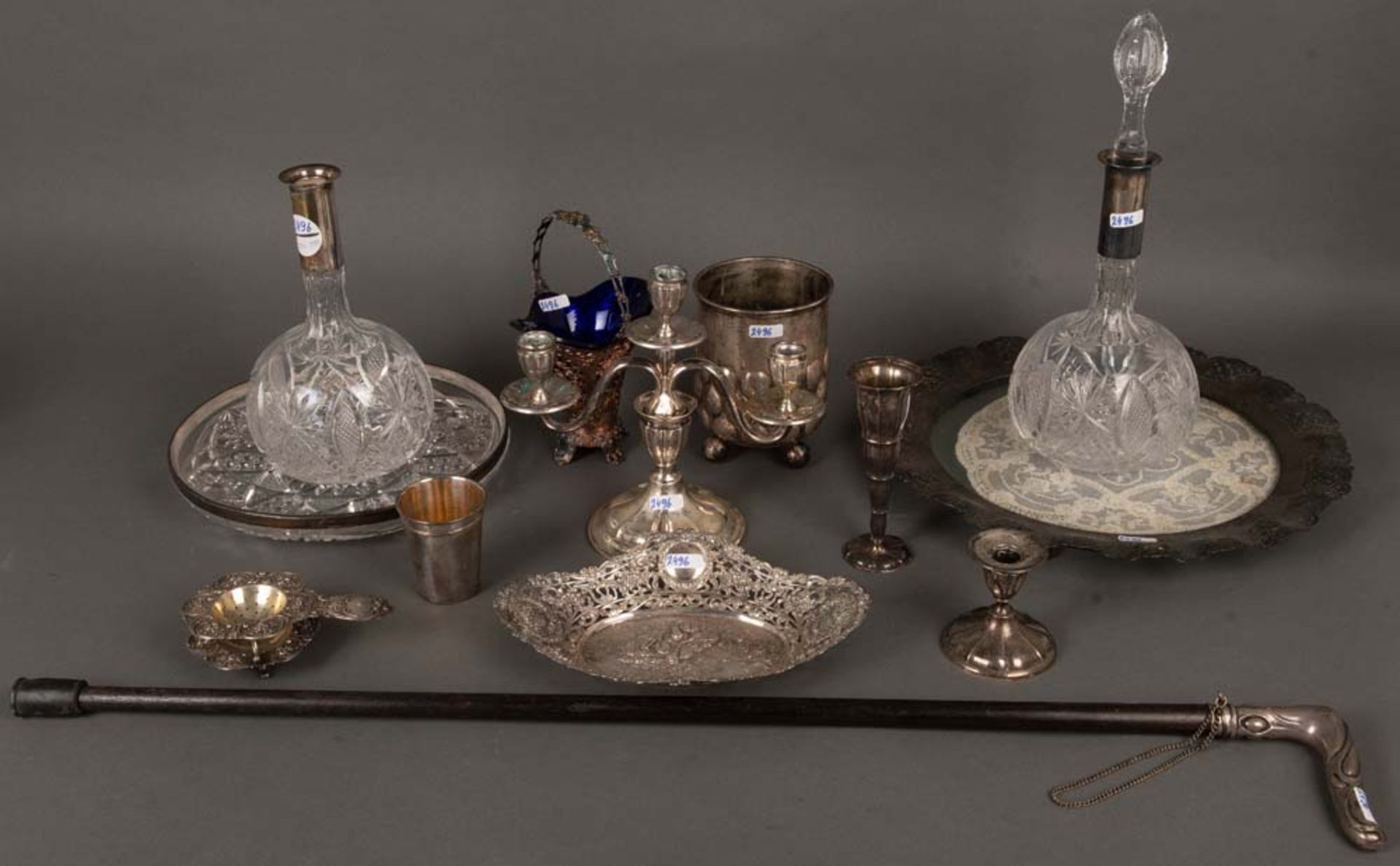 Konvolut Diverses. Teils Silber, ca. 900 g. Bestehend aus: Becher, Kerzenleuchter, Teesieb, Schalen,