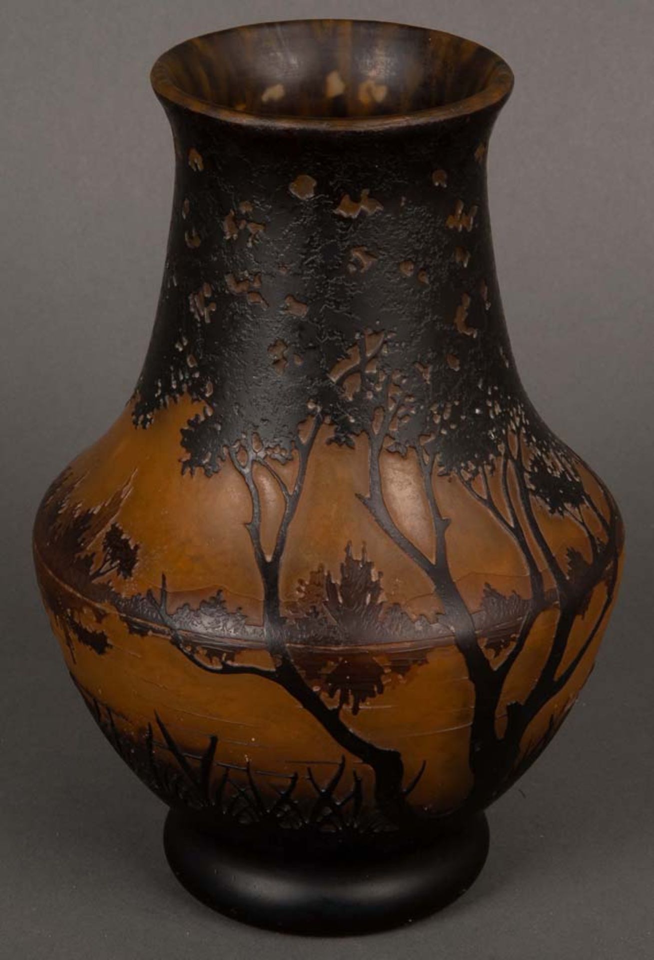 Jugendstil-Vase. Daum Frères & Cie, Verreries de Nancy um 1900. Farbloses Glas, farbig überfangen, - Bild 2 aus 3