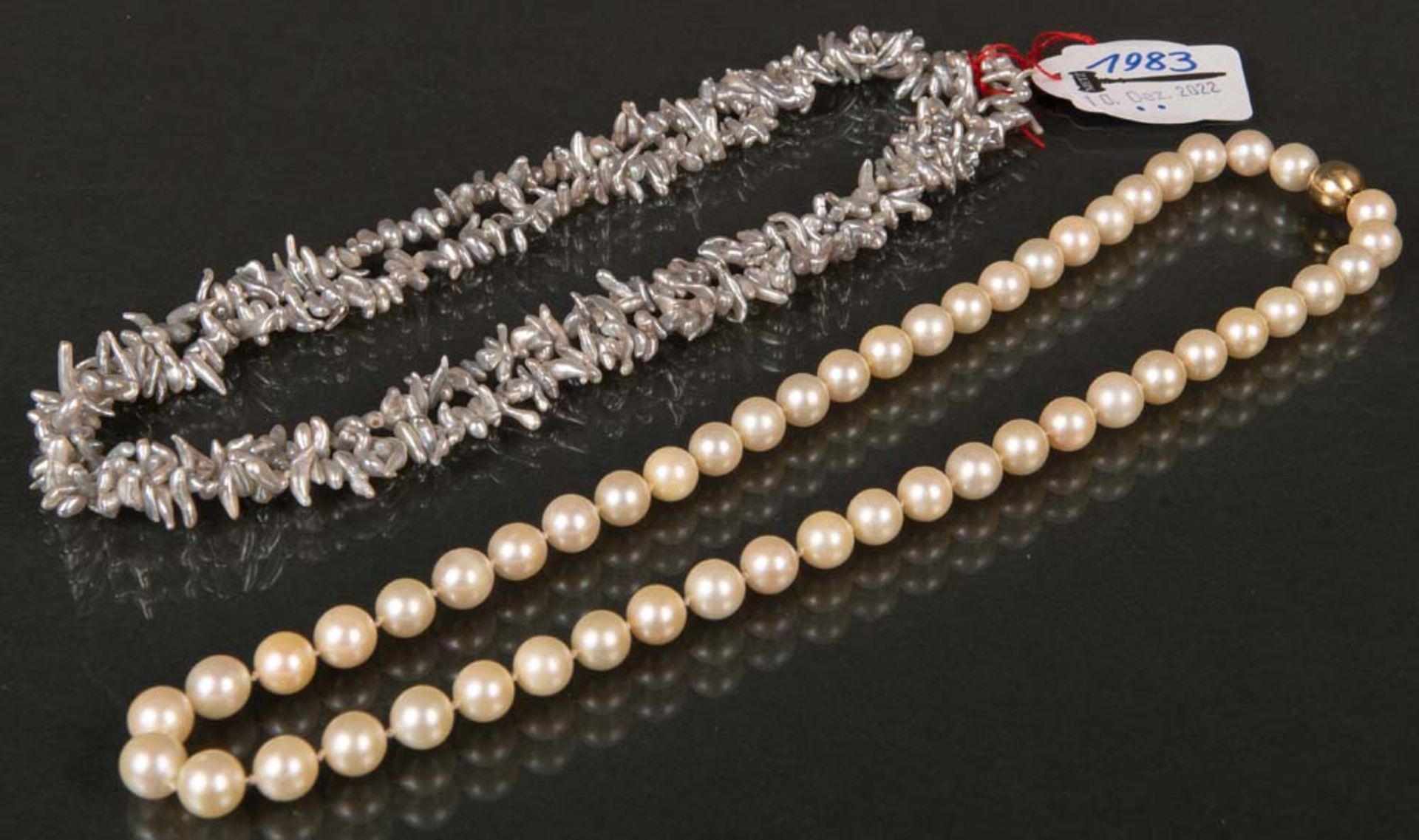 Perlenkette mit 14 ct Goldverschluss und eine Kette mit Biwa-Perlen.