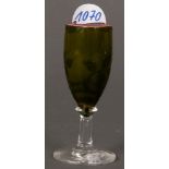 Kleiner Jugendstil-Pokal. Nancy, Émile Gallé um 1900. Farbloses Glas, farbig überfangen, floral