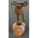 Demétre H. Chiparus (1886-1947). Junges Mädchen in gebeugter Haltung mit Hula-Hoop-Reifen. Bronze,